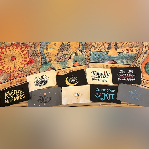 Small gray canvas makeup bag with zipper. 🦋 - Picture 1 of 3